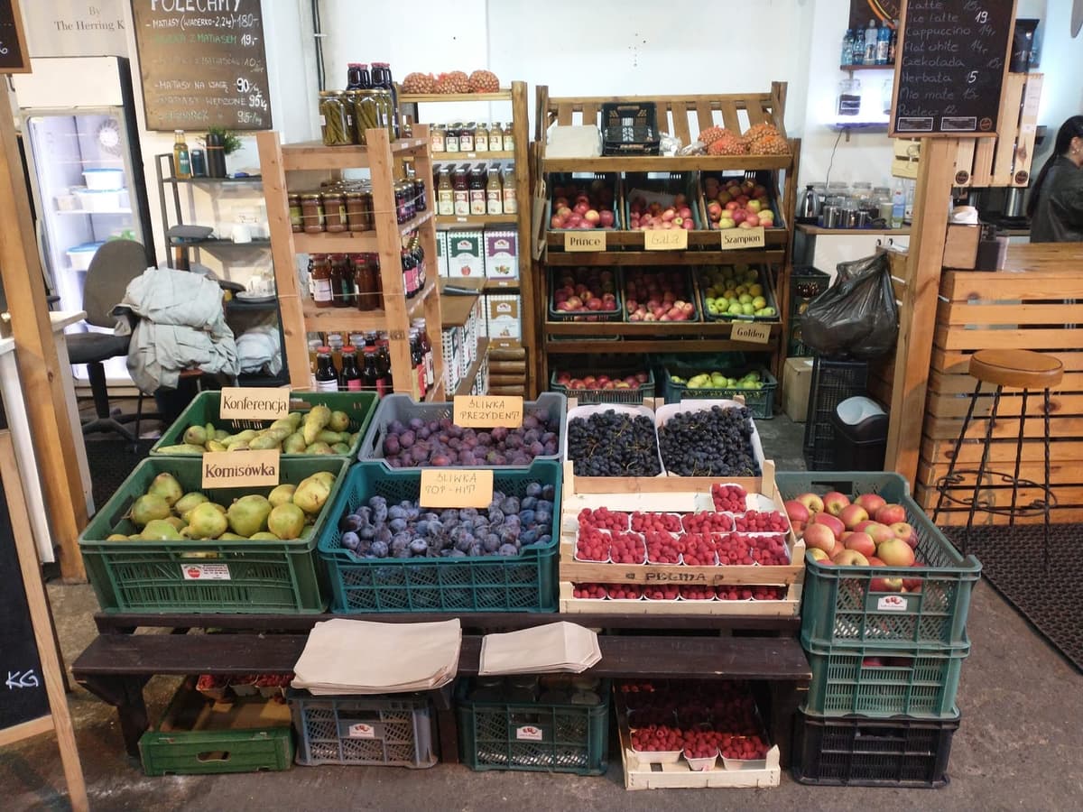 Stoisko z owocami, sokami i przetworami na Wrocławskim Bazarze Smakoszy