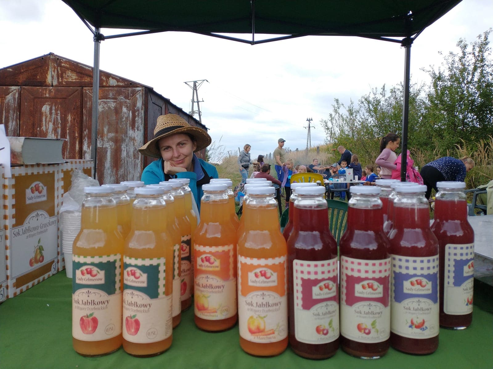 Stoisko z butelkami soków jabłkowych podczas Jabłkobrania