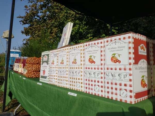 Kartony soków jabłkowych Sady Celmerów na stoisku Jabłkobrania