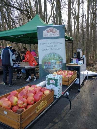 Stoisko Sadów Celmerów z banerem i jabłkami na targach