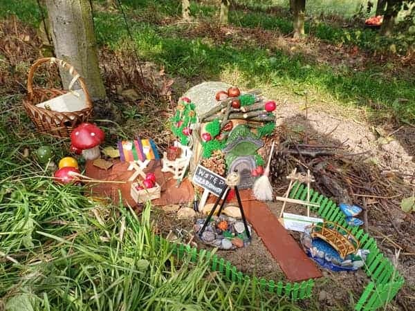 Miniaturowy ogródek — dekoracja przy drzewach podczas Jabłkobrania