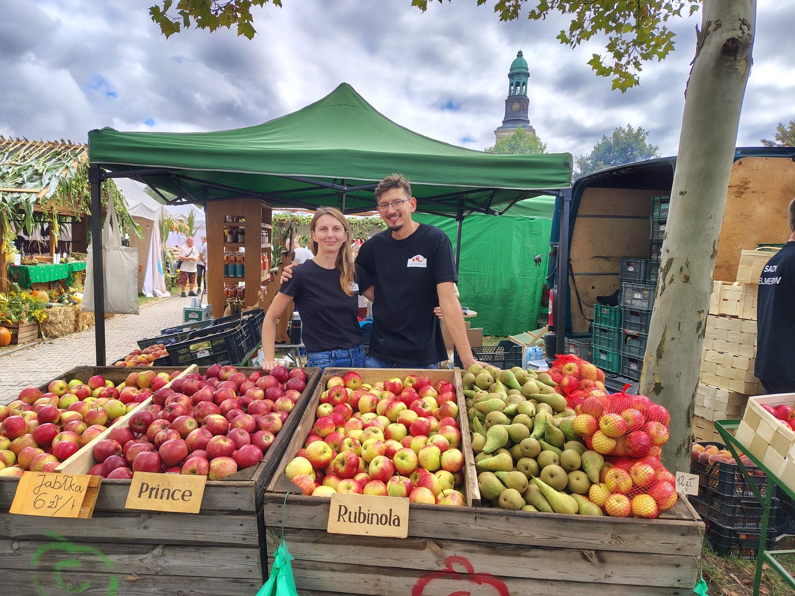 Stoisko Sadów Celmerów na targu — jabłka Prince, Rubinola i gruszki